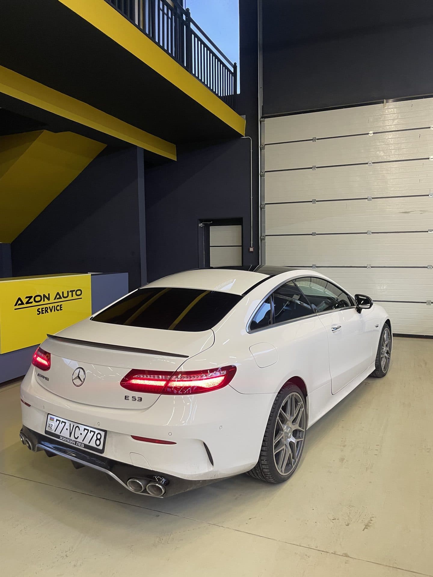 AzonAuto-nun qəbul zonasında ağ Mercedes-AMG E53 kupe, Bakı
