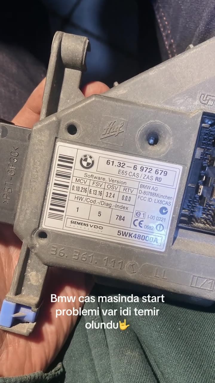 Əldə tutulmuş BMW E65 CAS modulu (Siemens VDO 5WK48000A), yan tərəfində konnektor yuvası. Videonun yazısı: maşında start problemi var idi, təmir olundu.
