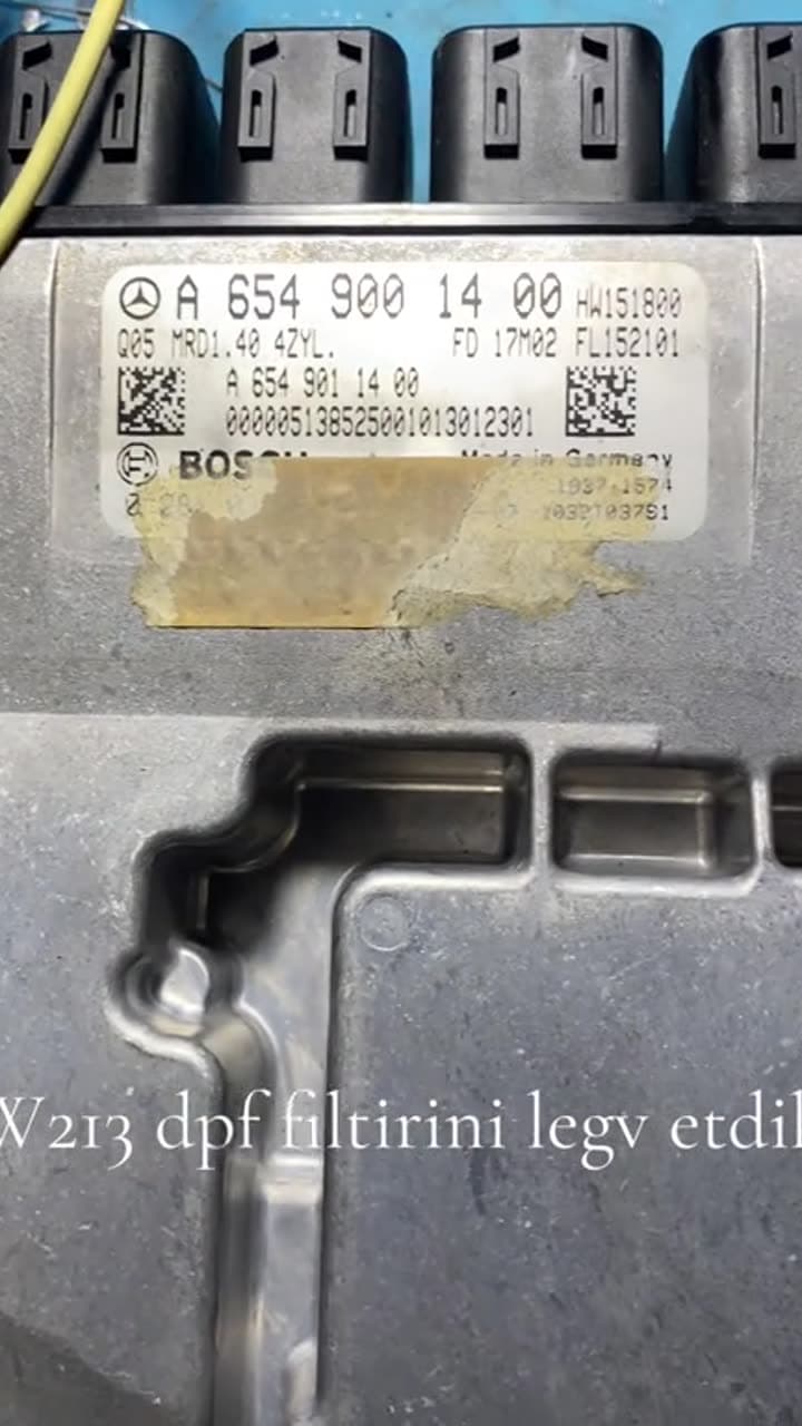 Mercedes dizel mühərrikinin beyni (Bosch, A 654 900 14 00) iş masasında, konnektorlarına naqil qoşulub. Videonun yazısı: W213 DPF filtrini ləğv etdik.