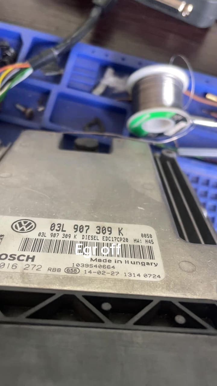 Bosch EDC17CP20 (03L 907 309 K) dizel beyni stolun üstündə, EGR söndürülməsi üçün proqramlaşdırıcıya qoşulub.