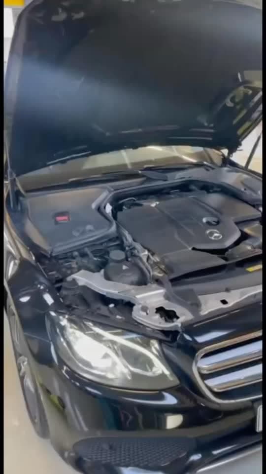 Mercedes W213-ün açılmış mühərriki: hidrokompensatorlar və klapan qolları dəyişilir.