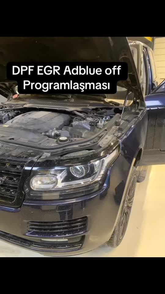 Range Rover servisdə; noutbukda və diaqnostika planşetində proqramlaşdırma ekranı.