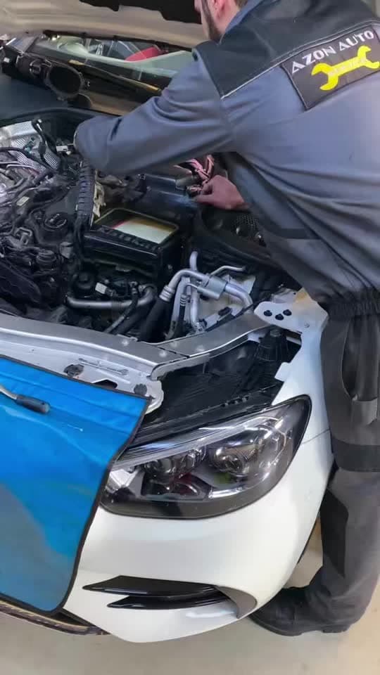 Mercedes E-Class Coupe W238-in mühərrikindən çıxarılmış farsunkalar və kollektorun təmizlənməsi.