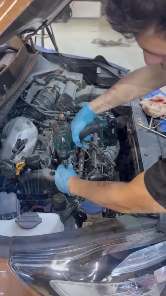Kia Sorento-nun mühərrik bölməsi: üst silindr qapağının araqatı dəyişilir.