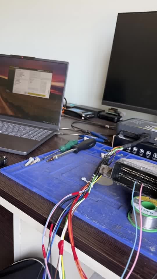 Mercedes W166 servisdə, beyin noutbuka qoşulub. Farsunkalar stenddə təmiz çıxandan sonra səbəb zavoddan kənar proqramda tapıldı və zavod proqramı geri yazıldı.