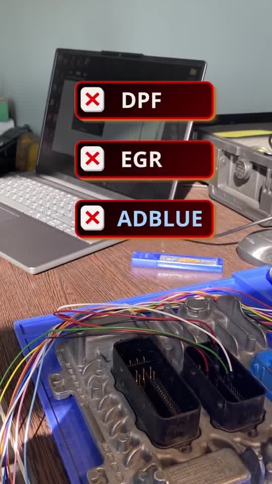 Servisdə açılmış elektron modullar və naqillər, üzərində işləyən ustalar; sonda ünvan və əlaqə kartı.