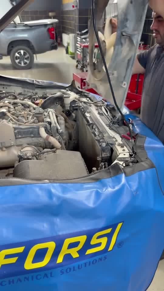 Toyota Hilux-un mühərriki: ön qapaq açılıb, yeyilmiş zəncir dəsti çıxarılır və yenisi qoyulur.